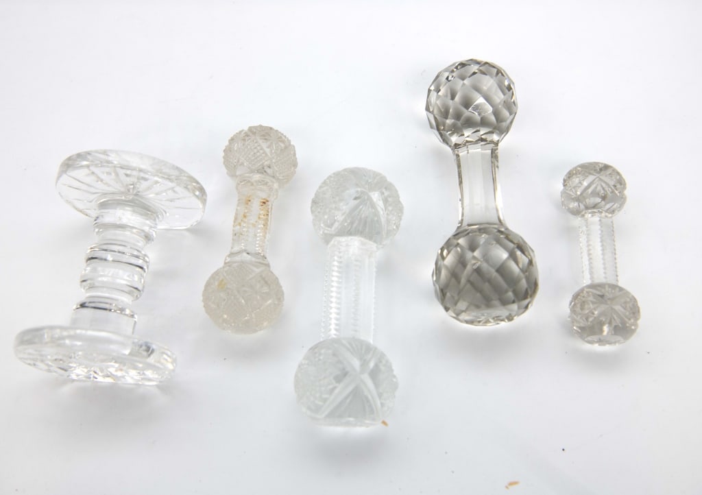 Lot of Crystal Knife Rests: Lot of five late 20th century crystal knife rests of varying sizes. All lots sold as is. La Belle Epoque Auction House does NOT offer any in-house shipping. We recommend contacting UPS Store Store6052