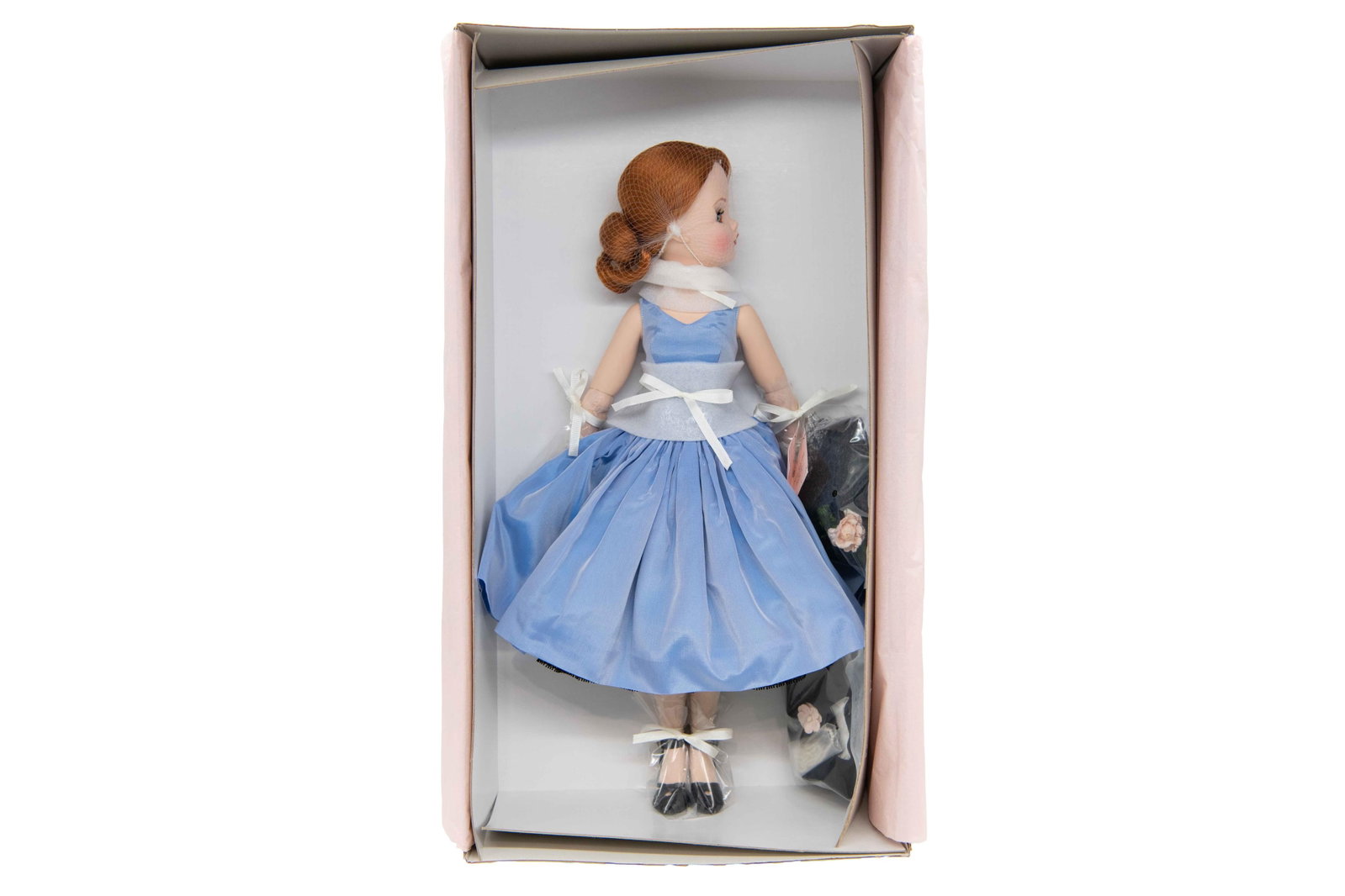 Madame Alexander ‘Smart Style Cissy’ 42770 Doll, 2005: Madame Alexander ‘Smart Style Cissy’ 42770 Doll, 2005 Includes Certificate of Authenticity. Numbered 104/500. Box has very minimal wear with minor corner scuffs commensurate with age. Appr