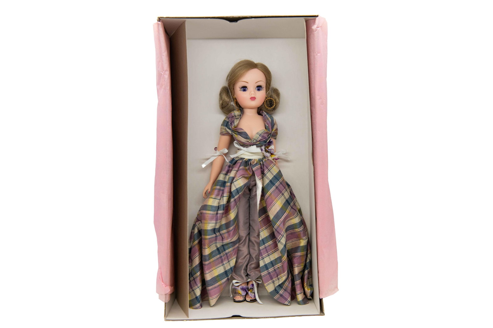 Madame Alexander ‘Smokin’ Cissy by Mel Odom’ 38305, 2004: Madame Alexander ‘Smokin’ Cissy by Mel Odom’ 38305, 2004 Box has scuffing, denting and creasing commensurate with age. Original label is missing from the front of the box. Approximat