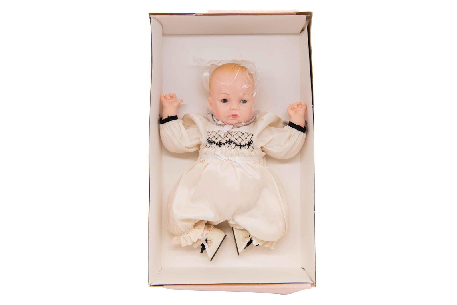 Madame Alexander ‘Mozart Music Melody Victoria’ 26900 Doll, 2000: Madame Alexander ‘Mozart Music Melody Victoria’ 26900 Doll, 2000 Box has dents, creasing and scuffs commensurate with age. Approximate box size: 6” H x 13” W x 21.625” D