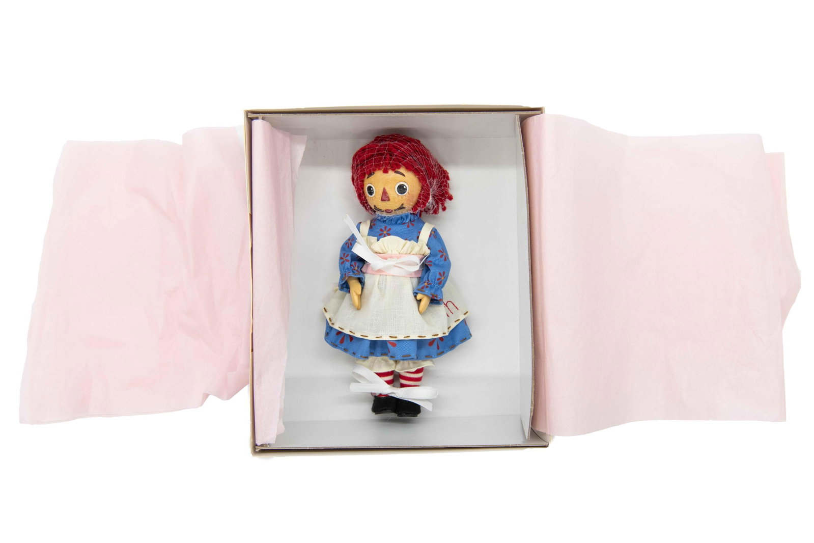 Madame Alexander ‘Raggedy Ann’s 95th Anniversary’ 49845, 2006: Madame Alexander ‘Raggedy Ann’s 95th Anniversary’ 49845, 2006 Box has minor scuffs commensurate with age and staining on the lid. Approximate box size: 3.5” H x 7.5” W x 