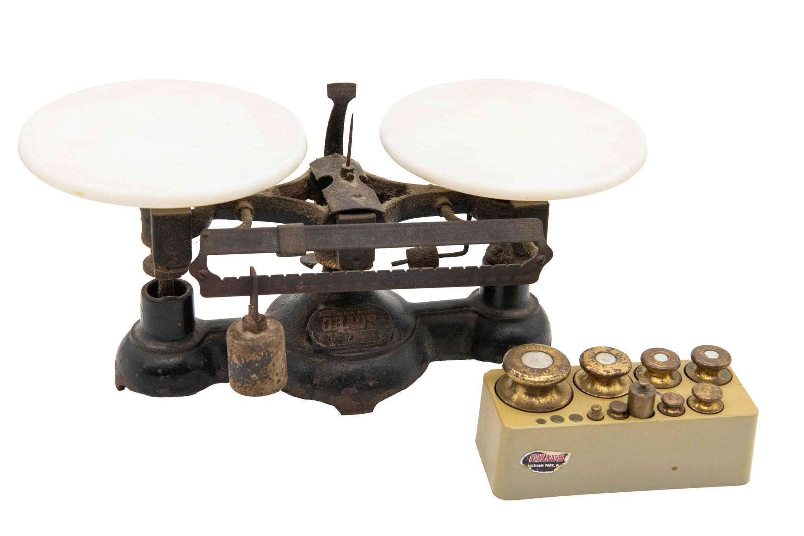 Antique Ohaus Scale and Weight Set: Antique Ohaus Scale and Weight Set Set includes x1 500g x1 200g x2 100g x1 50g x2 20g x1 10g x1 5g Approximate size of scale: 6.25” H x 10” W x 6.25” D