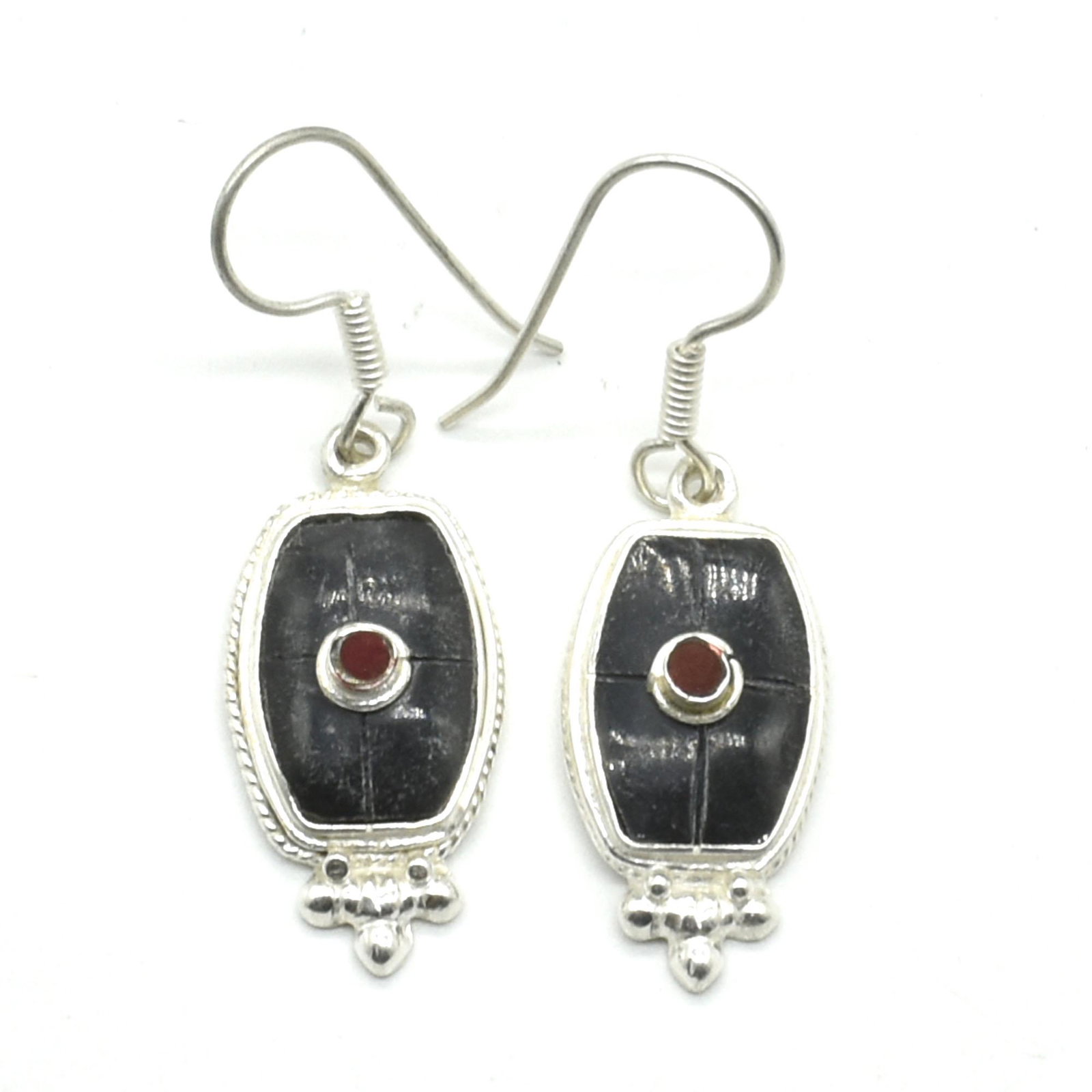 Black Onyx Ruby(8.1Ct) Earring: Sterling Silver Black Onyx Ruby(8.1ct) Hand Made Earring (~weight 4.4g)