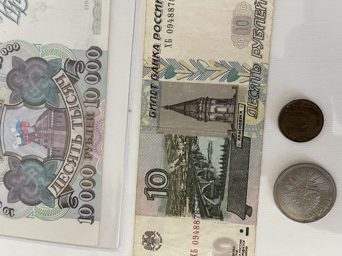 Russian Paper Money Banknotes And Coins: Russia banknotes and coins , one is UNc