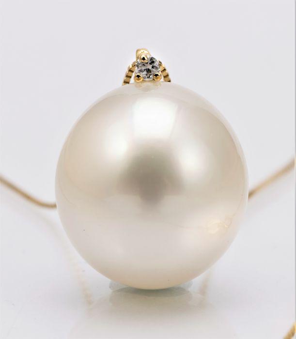 14 kt. Yellow Gold - 12x13mm Lustrous Australian South: Produced in the warm oceans of Australia, this pearl has been selected for its natural vibrant white colour and luxurious lustre.The yellow gold and diamond enhance the hues of the pearl, resulting ma