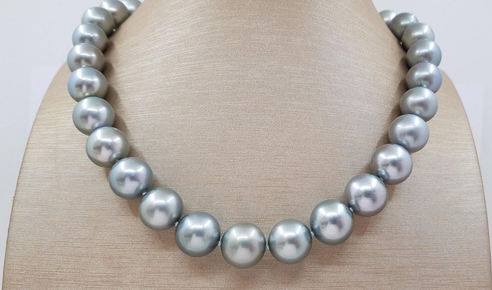11.5x13.6mm Silvery Green Round Tahitian pearls (1 of 10)
