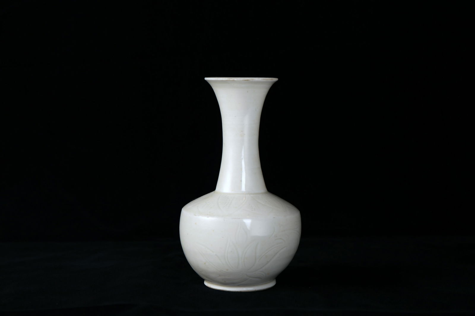 Song dynasty white glazed Ding kiln vase (1 of 5)
