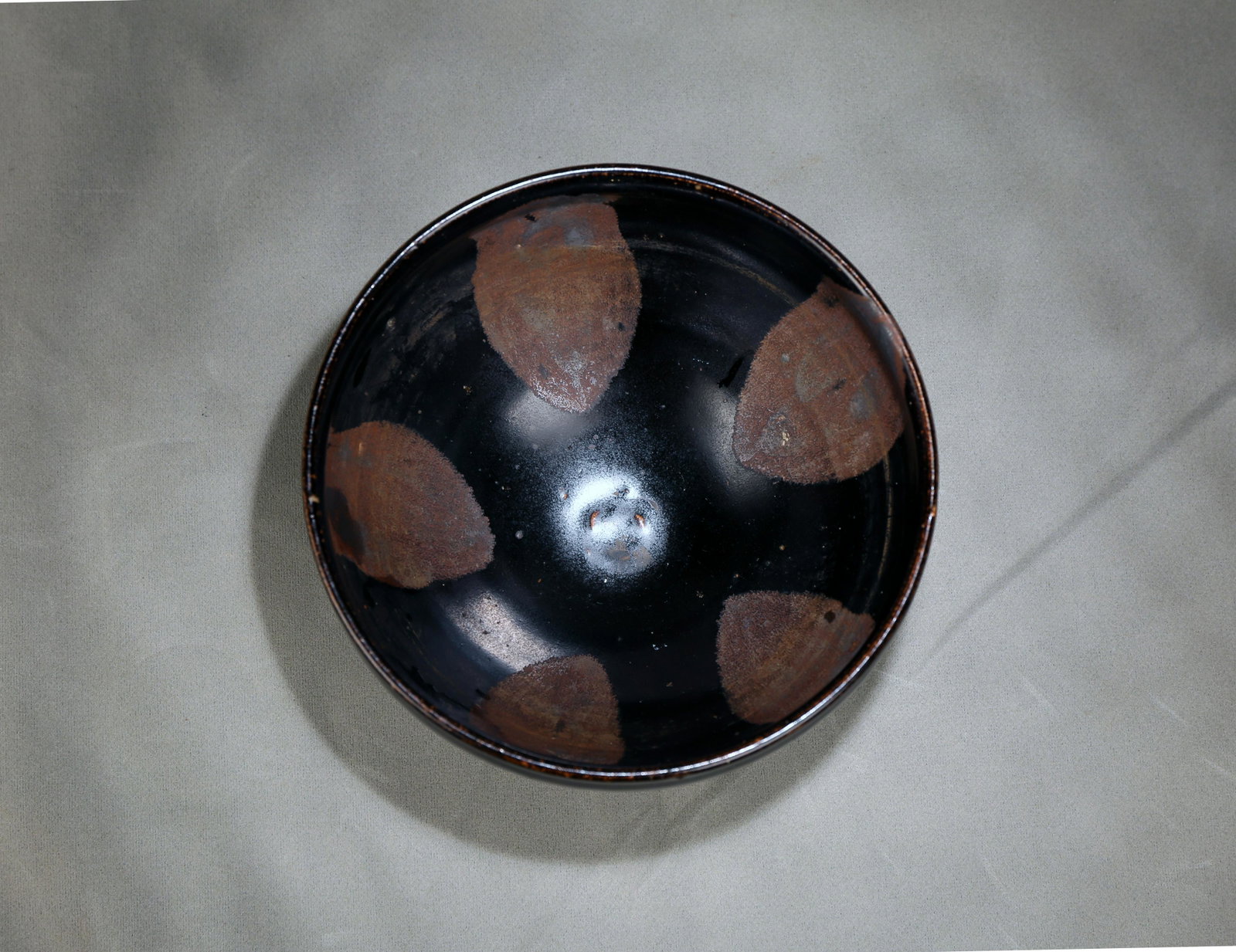 Song Dynasty Kiln Bowl: Song Dynasty Kiln BowlDimensions are:Height 9cm Mouth diameter 15.5cm Bottom diameter 5.5cm