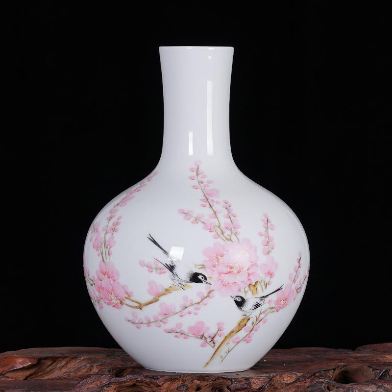 Famille rose porcelain vase: Dimensions are:High 21cm belly diameter 15cm orifice diameter 5cm
