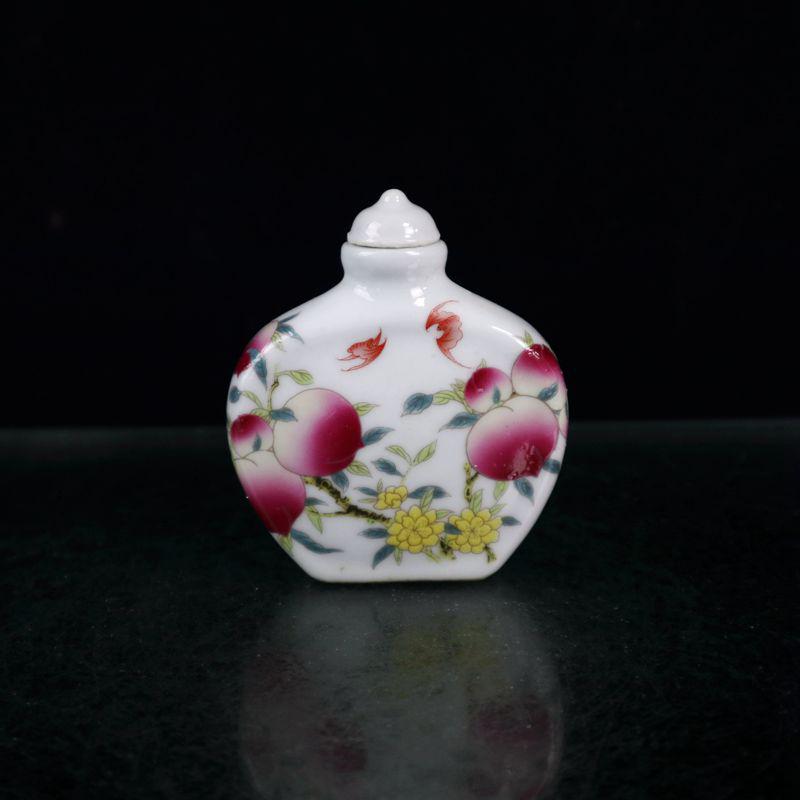 Pastel painted snuff bottle with the figure of a long (1 of 8)