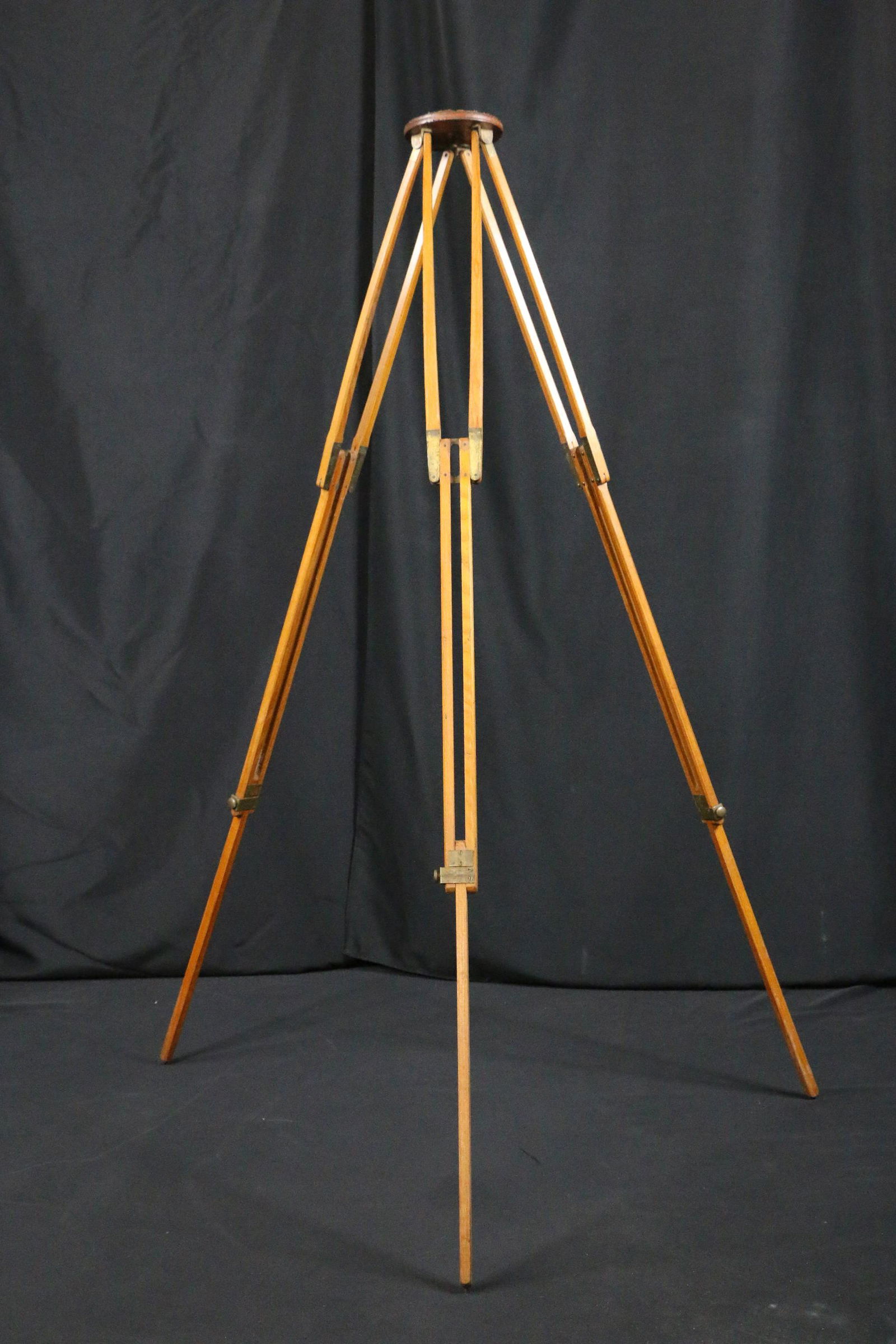 Rochester Optical Co, Wood Tripod (1 of 6)
