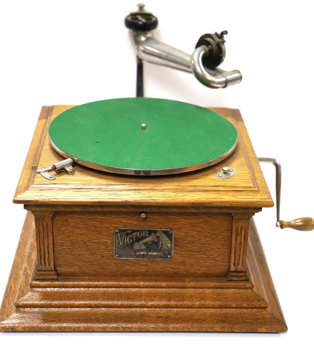 Vintage Victor Phonograph (1 of 7)