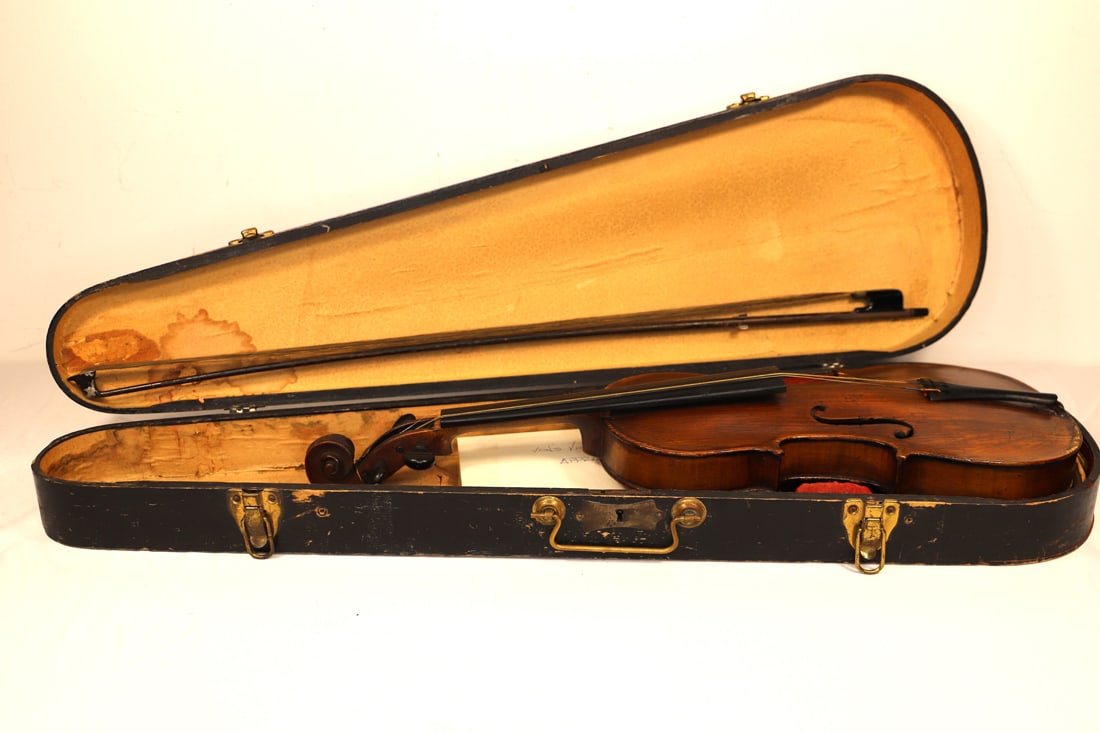Antique Violin, Case (1 of 3)