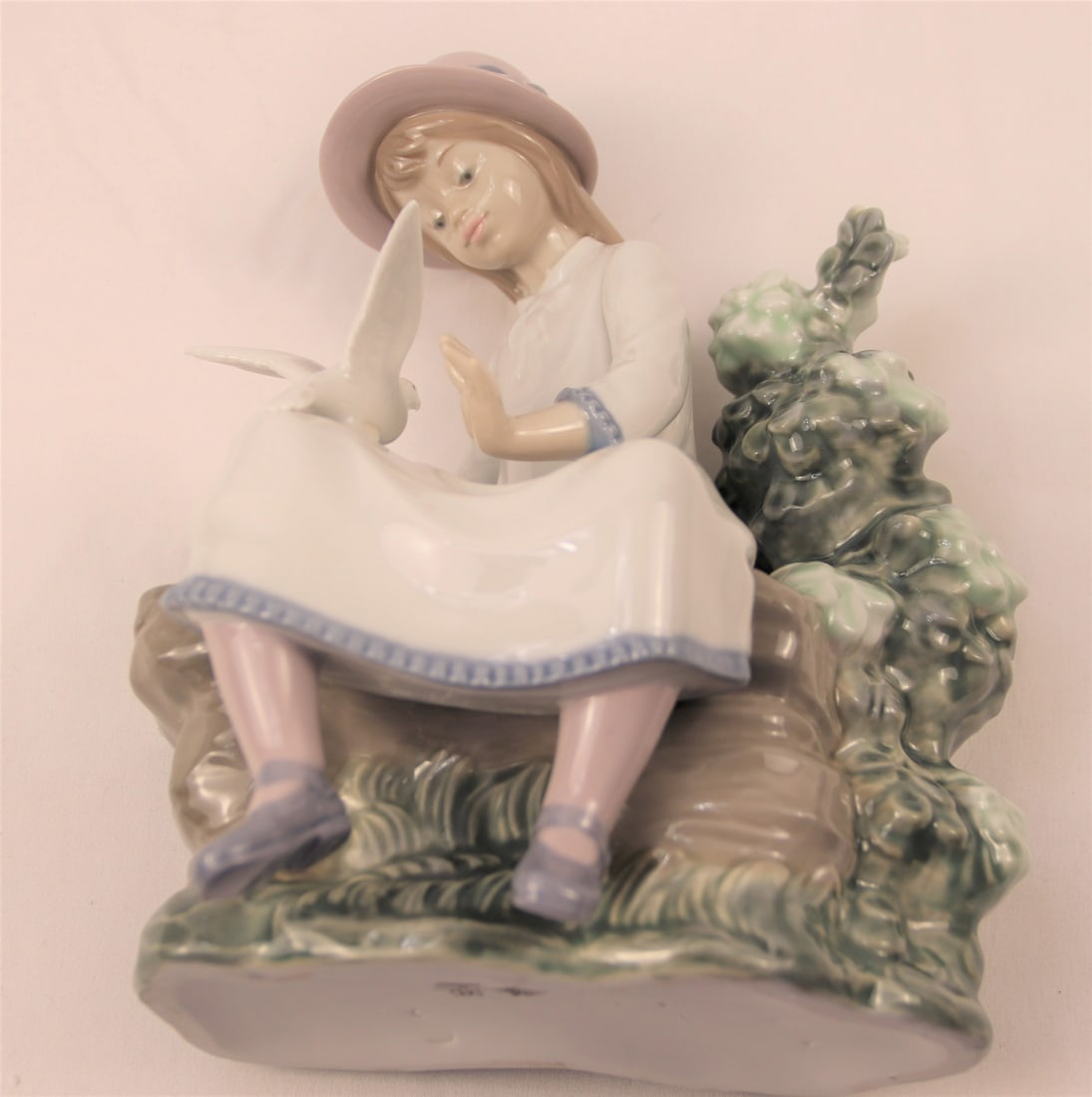 Lladro Nao, Figurine: Lladro Nao female figurine with birds; Original box and paperwork included; Measures approximately H 9 x W 6 x D 3 inches; No damage observed. See photos