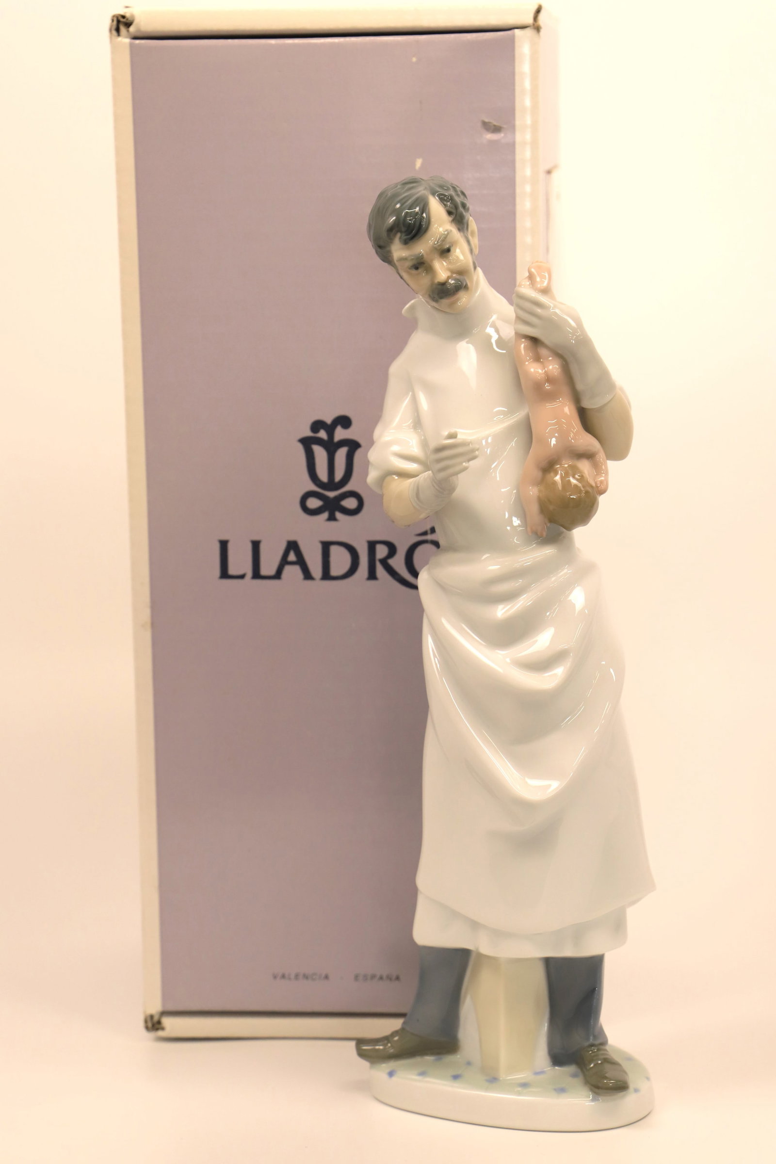 Lladro, Figurine: Porcelain swan; Number 5231; In original box; Measures approximately H 7 x W 5 x D 8 inches; No damage observed on swan; Box shows wear. See photos