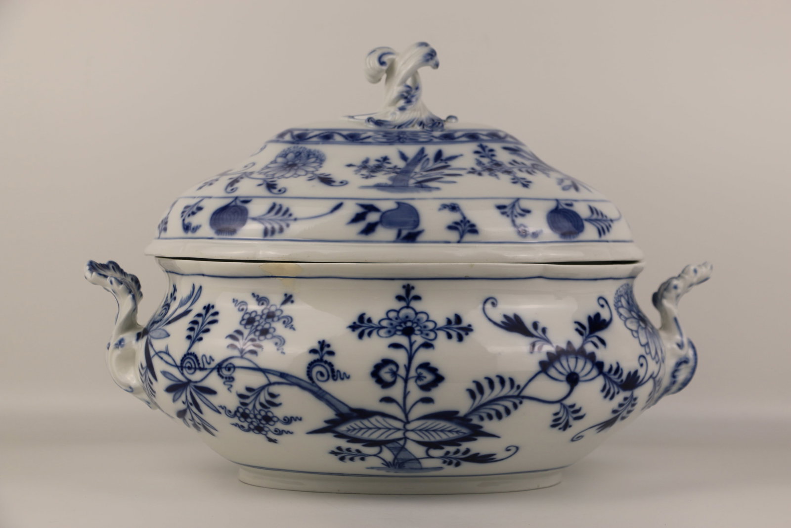 Meissen, Tureen / Casserole: Meissen "Blue Onion" covered soup tureen; With lid it measures approximately H 10 1/2 x W 14 3/4 x D 9 inches; Chips on both sides of the dish. See photos