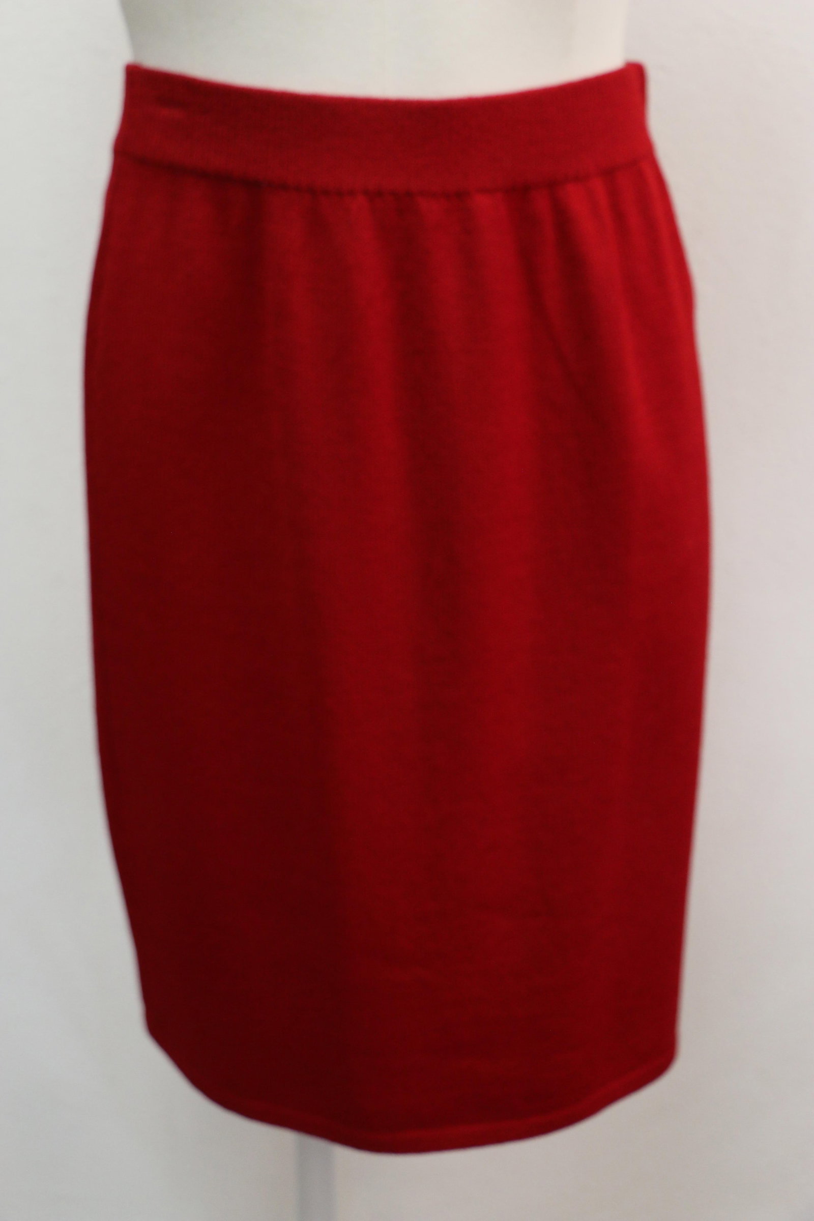St. John, Knit Skirt: Ladies red knit, straight skirt; Fabric not listed; Size 6; Preowned, no damage observed. See photos (Please note, this item has not been authenticated)