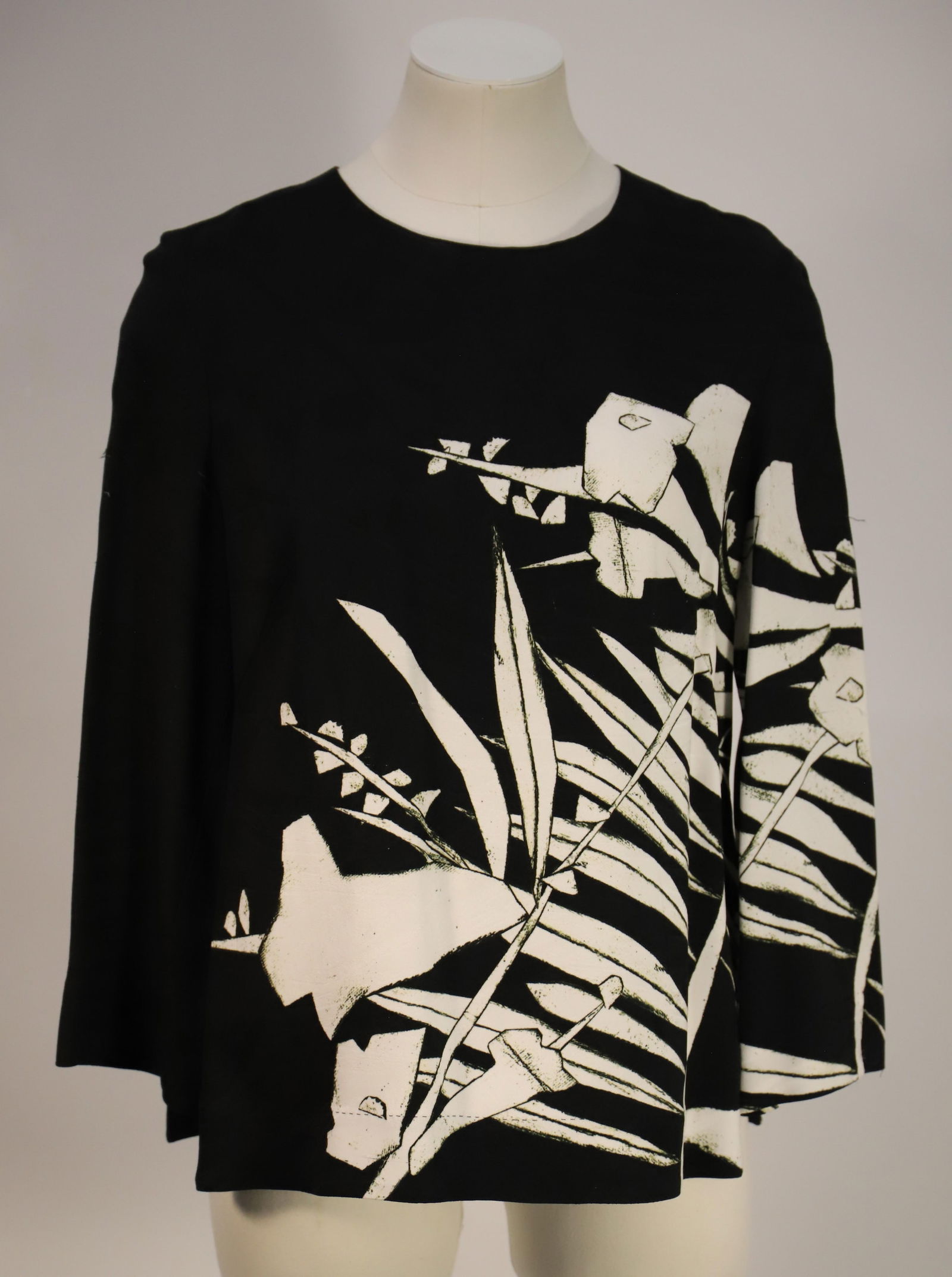 Escada, Ladies Top: Print top, zipper in the back, slits on the sides; 97% viscose; Size 34; Preowned, pulls in fabric, especially on sleeves. See photos (Please note, this item has not been authenticated)