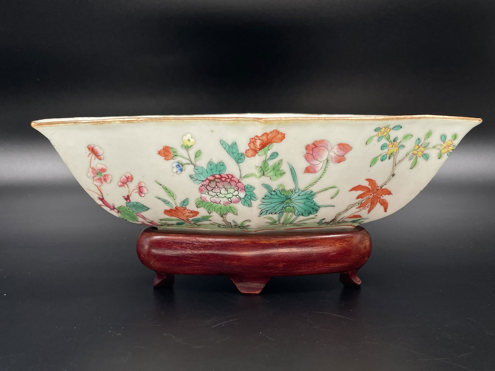 A hexagonal famille rose bowl. (1 of 7)