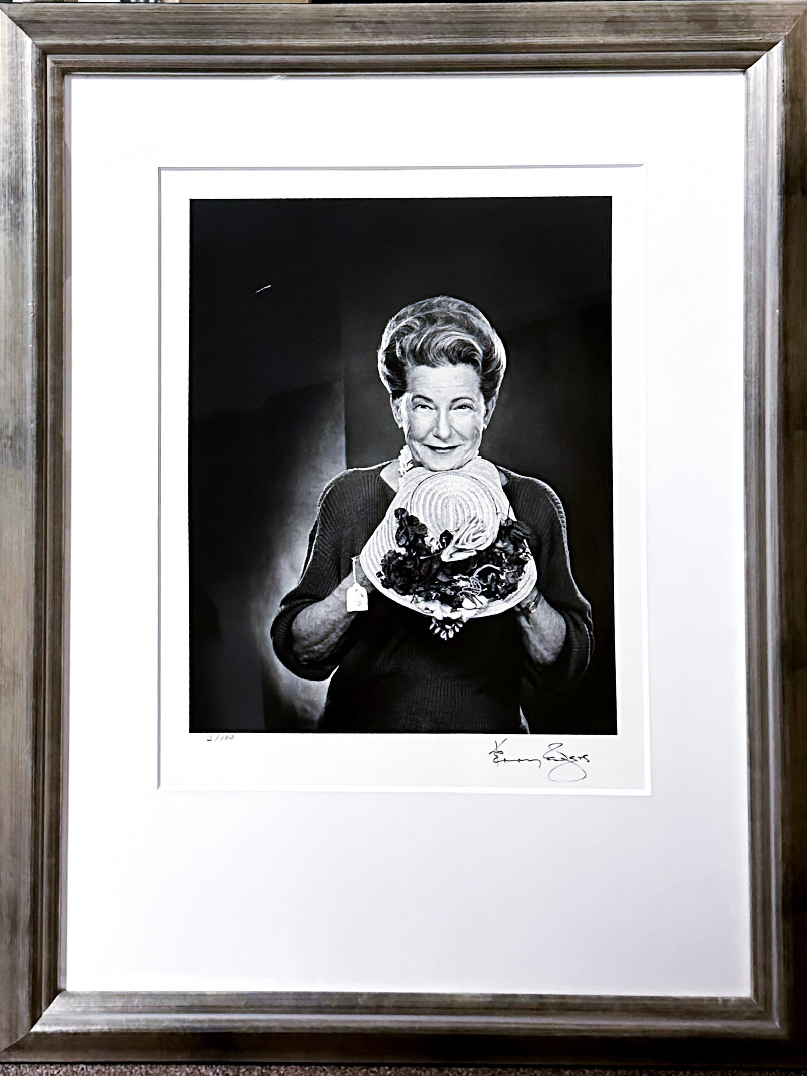 Framed Minnie Pearl by Kenny Rogers: Framed Minnie Pearl by Kenny Rogersis a Limited Edition Fine Art Photograph printed on Matte Heavyweight Fiber Paper. This is hand signed and numbered 2/100 by Kenny Rogers. A decorated musician known