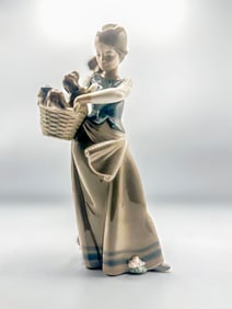 Girl With Puppies 1974, Lladro