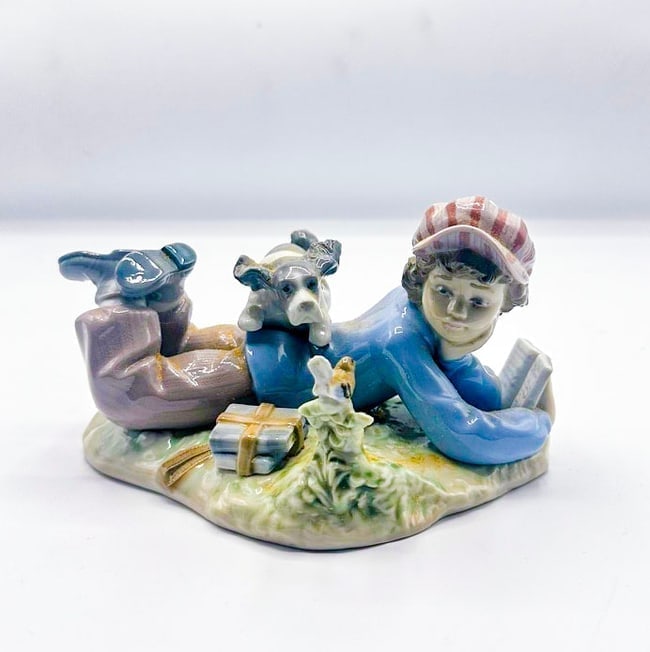 Study Buddies 1988, Lladro: Study Buddies 1988, Lladro Is a glazed porcelain figurine stamped Lladro, Spain. This piece is in excellent condition. Measures 4 x 7 x 6 in.