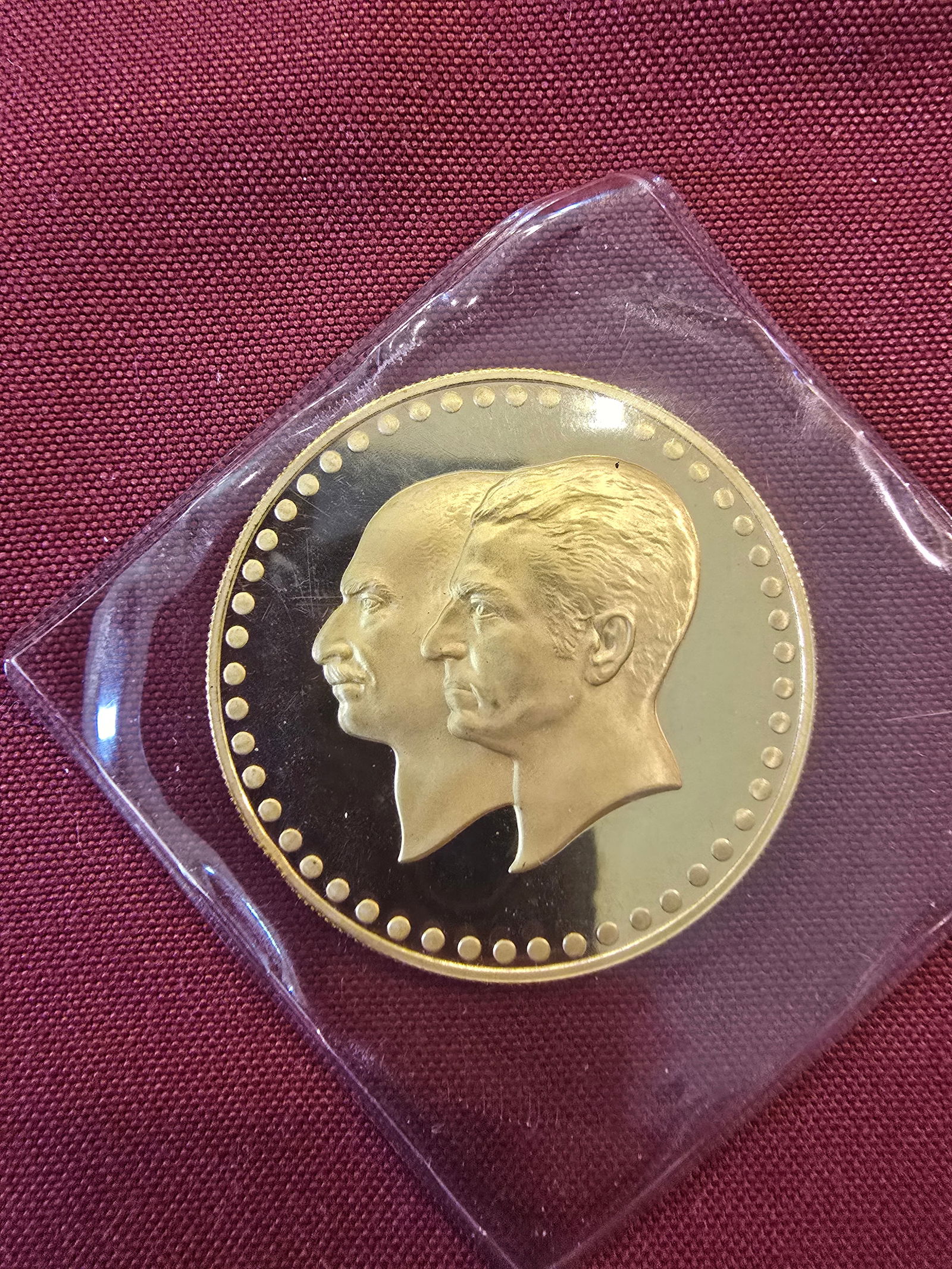 Rare Pre-Revolutionary Iranian 900 Gold Commemorative Medal – Reza Shah & Mohammad Reza Shah: Weight: 42 grams (approx. 37.8g pure gold at .900 fine)Diameter: ~42 mm (standard for this series)Date/Issue: MS 2535 (1976 AD), Golden Jubilee of Bank Melli Iran (National Bank)Obverse: Conjoined rig