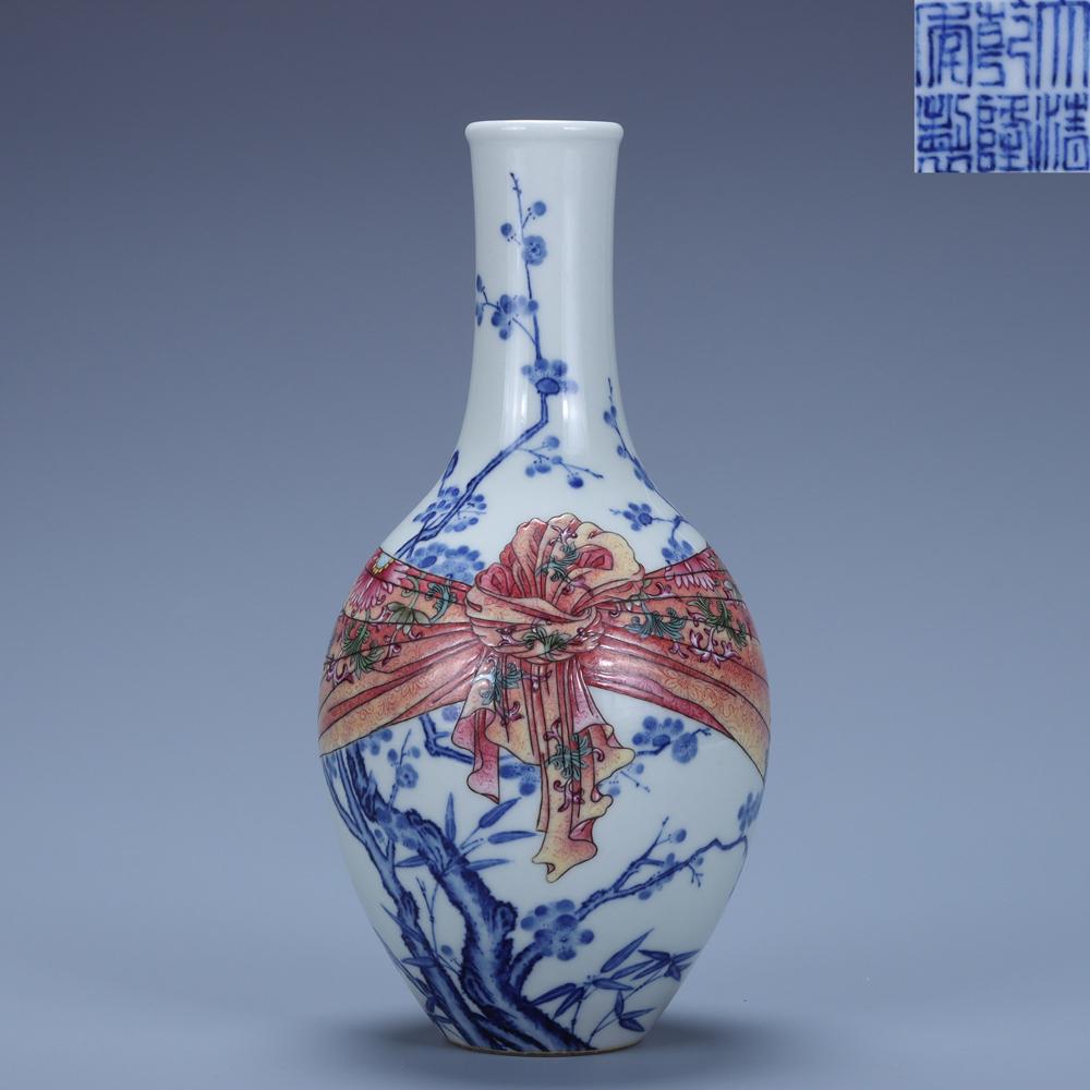 Blue and White Flower Vase Qianlong Style,Qing Dynasty (1 of 12)