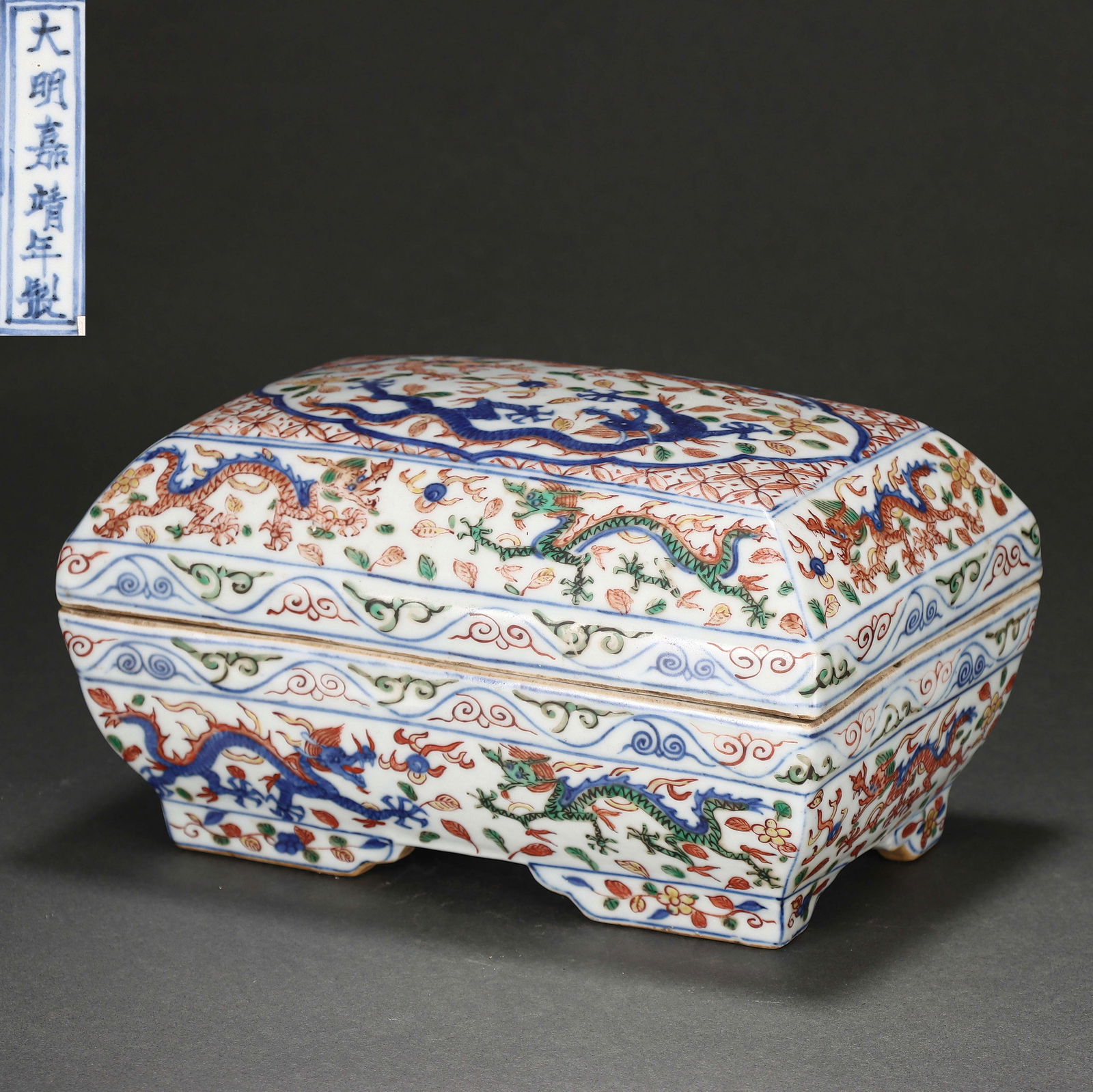 A Famille Verte Dragon Box Ming Dynasty (1 of 8)