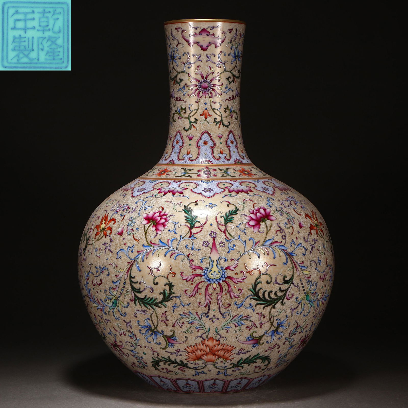 A Chinese Falangcai Globular Vase (1 of 9)
