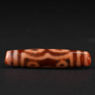 A Tibetan Dzi Bead: A Tibetan Dzi Bead L:6cm;19g