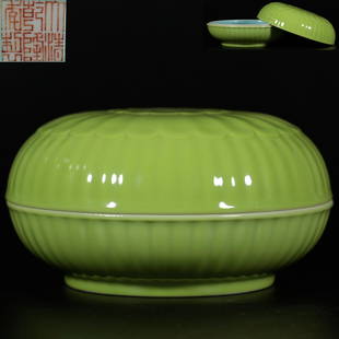 A Chinese Green Glazed Lobed Box with Cover Qing Dyn.: A Chinese Green Glazed Lobed Box with Cover Qing Dyn. D:15.5cm;H:7.5cm;