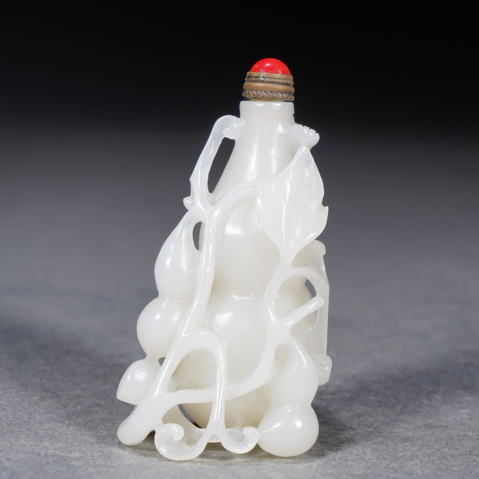 A Chinese Carved White Jade Double Gourds Snuff Bottle (1 of 10)