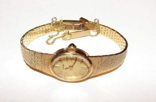 14K yellow gold Ladies Concord dress watch.: 14K yellow gold Ladies Concord dress watch. Sapphire on crown. Manual wind. Gold bracelet. 23.5 grams total weight.