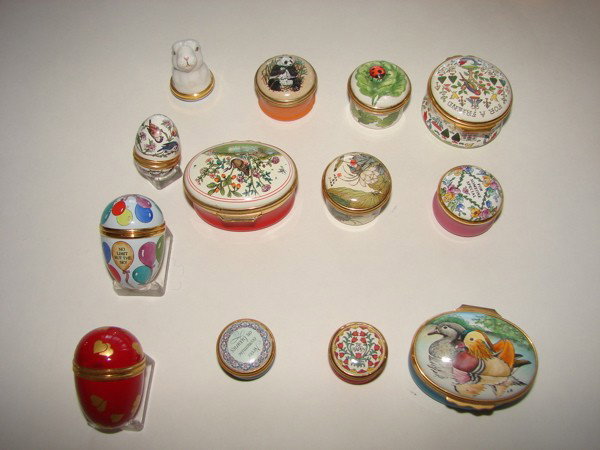 Thirteen Halcyon, Enamel pill boxes.: Thirteen Halcyon enamel porcelain trinket boxes. Including some of rare and unusual motif.