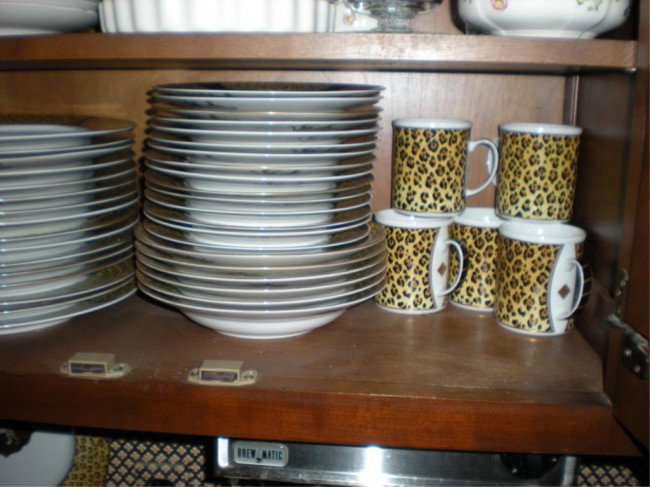 Lynn Chase, "Amazon Jaquar" dinner service.: Porcelain dinner service for 16. Lynn Chase, "Amazon Jaguar".Comprising 16 each plates, luncheon plates, 6 bowls, 6 mugs.