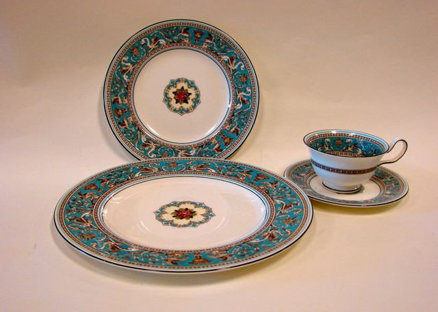 40 Piece Wedgwood Dinner Service "Florentine": Comprising service for eight inclluding 8 dinner plates, 8 luncheon plates, 8 bread and butter plates, 8 cups and 8 saucers.