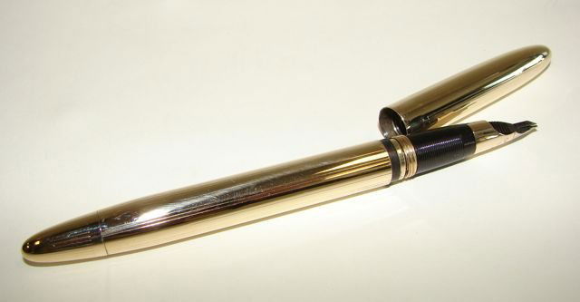 Vintage Sheaffer Solid 14K Gold Pen.: Vintage Sheaffer Solid 14K Gold Fountain Pen. 14K Nib, all 14K gold body and clip, with turn fed reservoir. Marked 14K, Sheaffer's Made in the U.S.A.