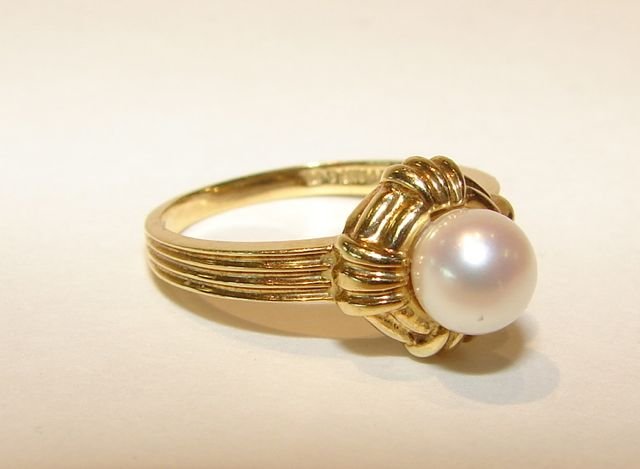 Tiffany & Co. 18K Yellow Gold Pearl Ring.: 4.8 grams total weight. Size 8, sizable. The pearl size is 0.23 mm. With the Tiffany & Co. Hallmark. [05]