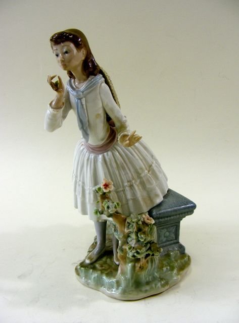 Lladro Girl with Flower and Straw Hat.: Height - 11 inches. Condition: flower missing from hand.