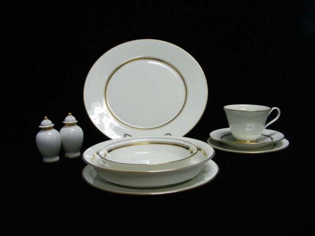 Oxford Andover Bone China Service for 12: Comprising 12 each dinner plates, luncheon plates, bread plates, soup bowls, dessert bowls, cuts and saucers.