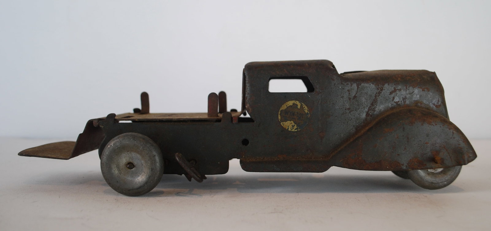 Wyn-Toy Tin Plate Truck: Wyn-Toy, Australia: Tin Plate Truck, Made In Australia, c.1960s Fair condition, rush overall body, wind-up mechanism working, but no traction. Size- 29cm long x 9.5 cm wide x 8.5 cm high Wyn-Toys only