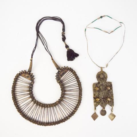 2 Silver Tone Necklaces (1 of 7)