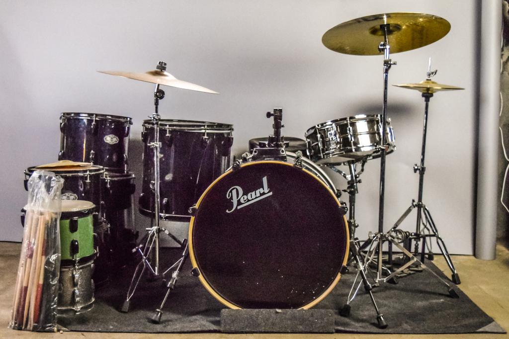 Pearl Drum Set With Additional Drums & Accessories (1 of 10)