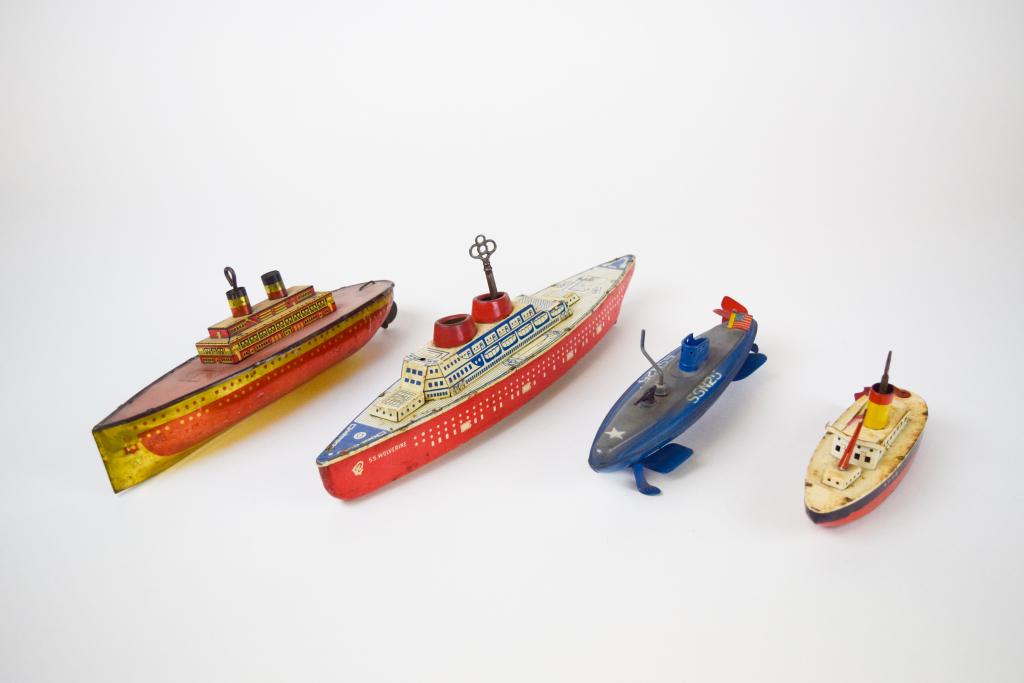 Set of 4 Wind-Up Tin Litho Toy Boats (1 of 9)