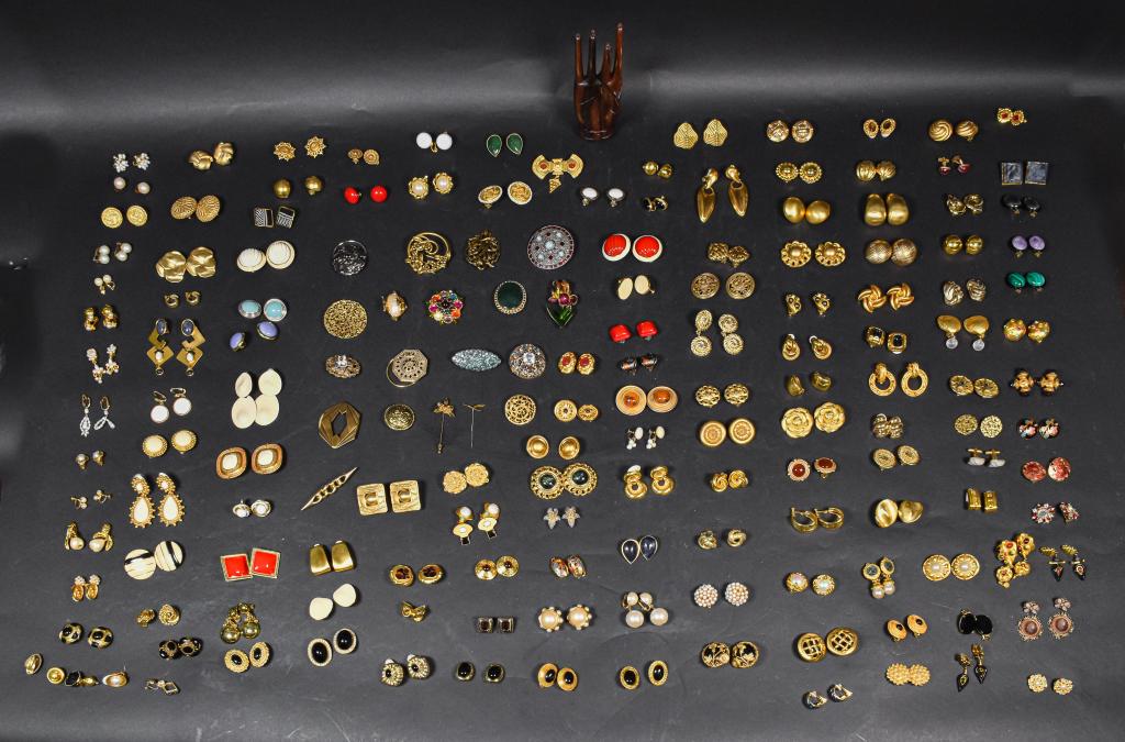 Collection of Costume Jewelry and Brooches (1 of 7)