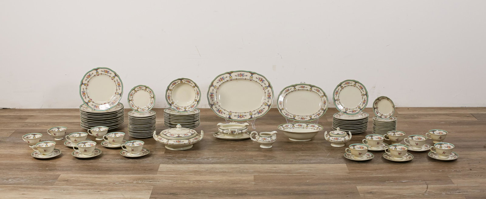 98 Pieces K&A Krautheim Porcelain Dinnerware (1 of 20)