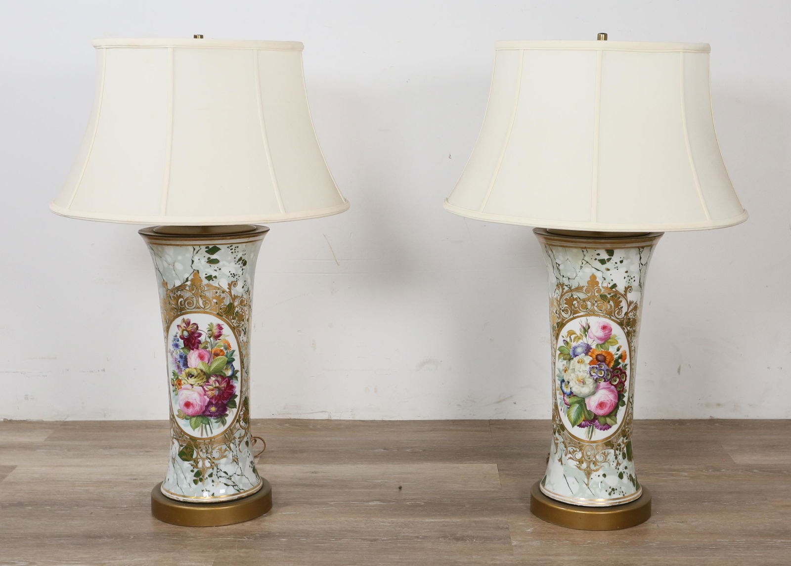 2 Porcelain Lamps with Floral Motif (1 of 7)