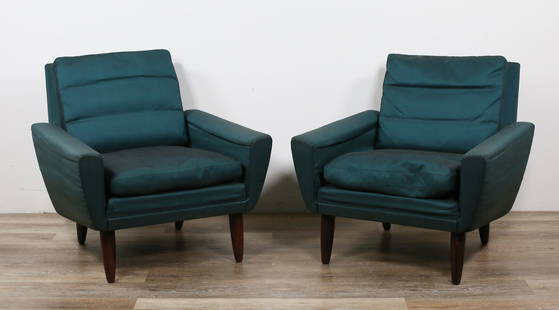 Pair of Georg Thams Danish Modern Lounge Chairs: Pair of Danish modern lounge chairs designed by Georg Thams for A/S Vejen Polstermobelfabrik. Mid 20th century. Teak dowel legs, emerald green upholstered cushions. A/S Vejen Polstermobelfabrik label