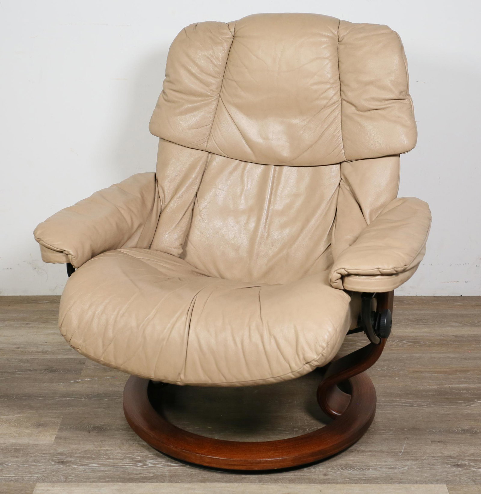 Ekornes Stressless Mid Century Modern Lounge Chair: Ekornes Stressless Mid Century Modern lounge chair. Norwegian, 20th Century. Cream colored leather and teak wood base. Tag missing from underside. "Ekornes Stressless" marked on seating adjustments. W